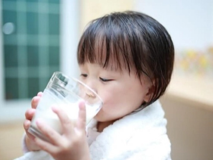 Trẻ uống sữa trước khi ngủ tốt hay hại?